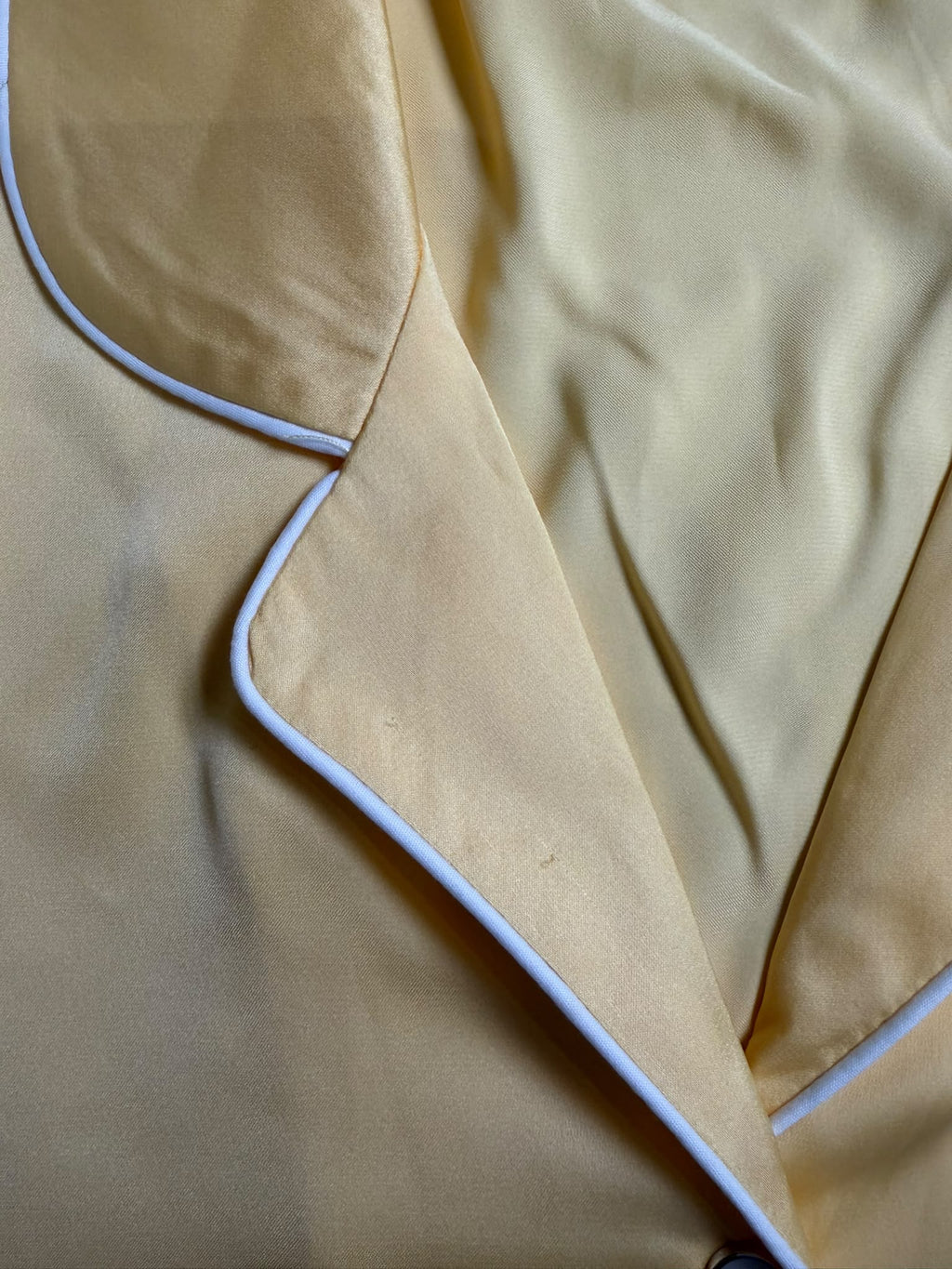 طقم ساتان أصفر — درجة ثانية